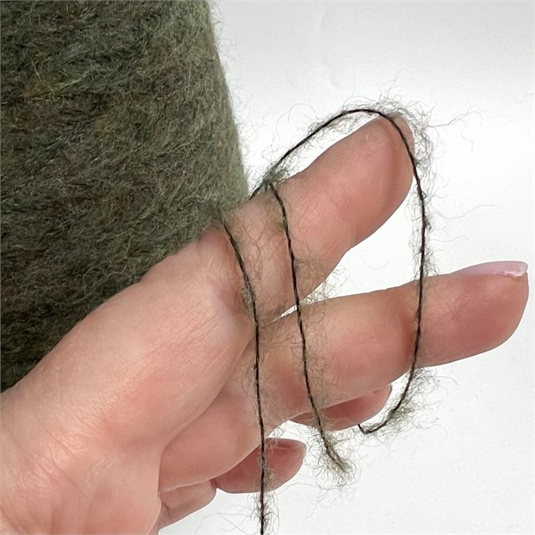 Pachinu Brushed: 50% бэби альпака, 20% меринос, 30% па.  Метраж 1000м/100г 10130